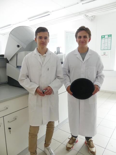 Matteo Malle und Thomas Panger (v.l.) von der HTL Lastenstraße in Klagenfurt schlossen den experimentellen Teil ihrer Arbeit "Titanlegierungen im Rennsport" an der Montanuniverisät Leoben erfolgreich ab.  | Foto: zVg