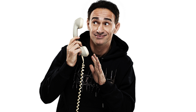 Der Stand Up Comedian erzählt über die besten Anrufe, Insider-Storys, prominente Komplizen, Pannen und noch nie Gehörtes. 