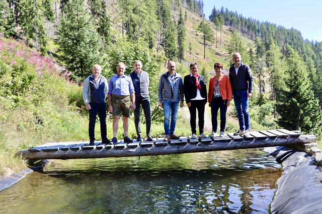 Bezirksstellenleiter Martin Diemling, Betriebsführer Glanzhof Günther Blassnig, Bezirksobmann Konrad Kreuzer, Kammervorstand Martin Mayerl, Bezirksbäuerin Karin Huber, Vizepräsidentin Helga Brunschmid und Präsident Josef Hechenberger (v.l.)