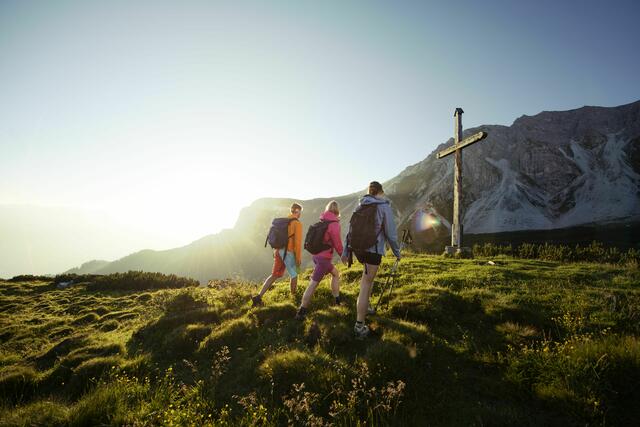 Der Aufstieg zum Gipfelkreuz bietet ein besonderes Erlebnis. | Foto: Axamer Lizum