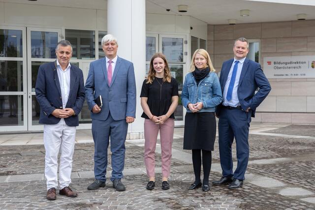 Bildungsdirektor Alfred Klampfer, Joris Gruber, Präsident des Landesverbands der Elternvereine an höheren und mittleren Schulen, Susanna Öllinger, AHS-Landesschulsprecherin für OÖ, Bildungsreferentin LH-Stellvertreterin Christine Haberlander und Tilman Königswieser, ärztlicher Leiter im Landes-Krisenstab. | Foto: Land OÖ