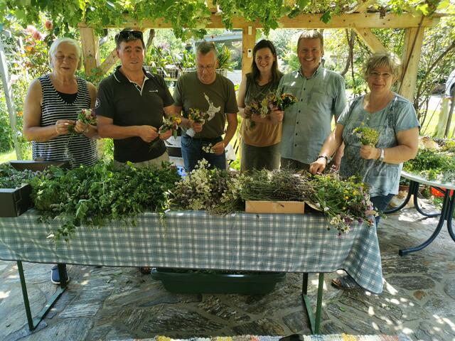 Heidi Kreuzer, Johann Kreuzer, Richard Krainer, Petra Wildbacher, Martin Povoden, Silvia Osmann beim Binden der traditionellen Kräuterbuschen für das Fest zu "Mariä Himmelfahrt".  | Foto: KK