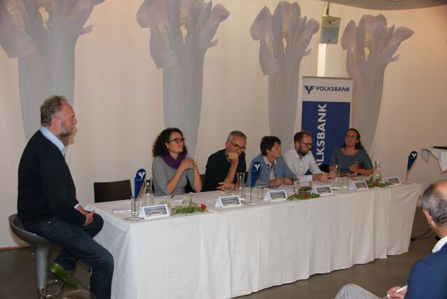 Spannende Diskussion: Bei der Galtürer Almbegegnung (Bild aus dem Jahr 2019) treffen Wissenschaft und Praxis aufeinander. | Foto: Othmar Kolp