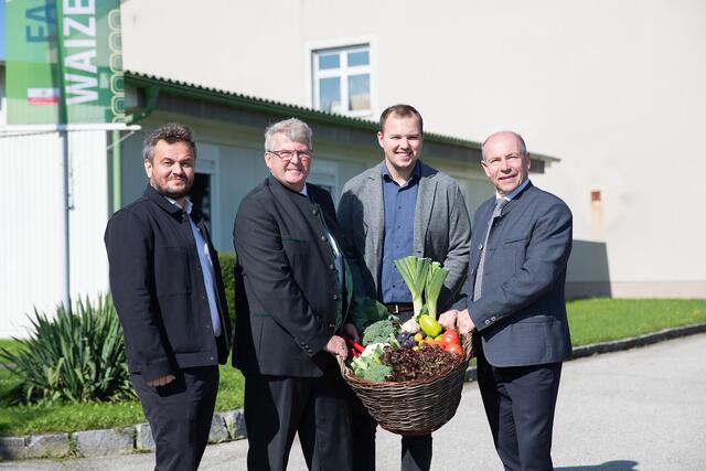 von links: Architekt Daniel Hora, Direktor Walter Raab (LWBFS Waizenkirchen), Bürgermeister Waizenkirchen Fabian Grüneis und Agrar-Landesrat Max Hiegelsberger