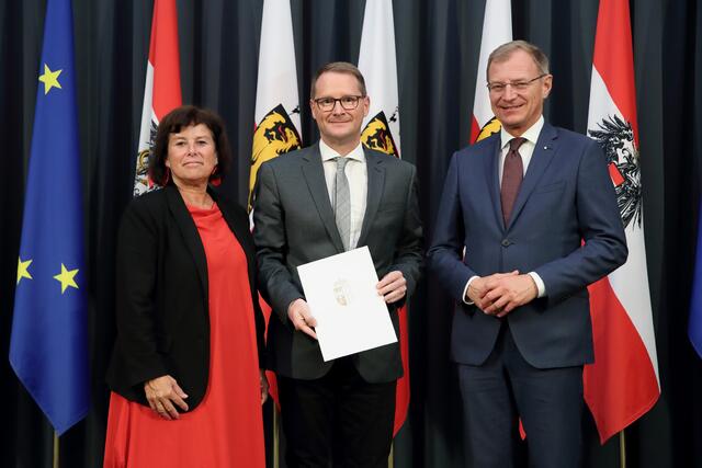 Peter Pröll (Mitte) erhielt den Ehrentitel "Konsulent für Soziales" von Landeshauptmann Thomas Stelzer (re.) und Sozial-Landesrätin Birgit Gerstorfer (li.) | Foto: Land OÖ