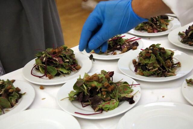 Bunter Blattsalat mit Heidelbeermarinade und gerösteten Kernen. | Foto: HKroBild
