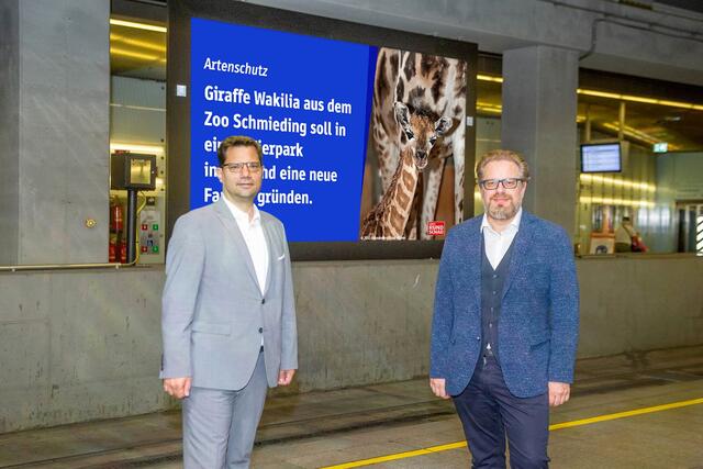 Infoscreen-Geschäftsführer Sascha Berndl und BezirksRundschau-Geschäftsführer Thomas Reiter (r.) zeigen sich erfreut über die neue News-Kooperation. | Foto: Wolfgang Kern/Infoscreen