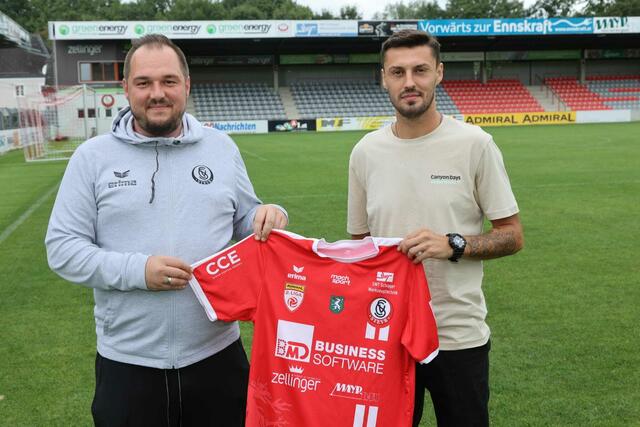 „Wir freuen uns, dass wir mit Aleks einen Spieler willkommen heißen können, der seine Chance im Profifußball wahrnehmen möchte“, sagt sportlicher Leiter Jürgen Tröscher (links). | Foto: SKV