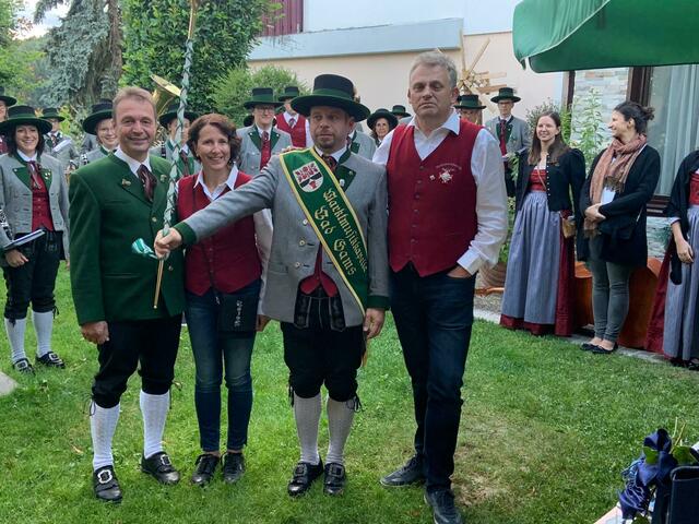 Der Bezirksobmann des Österreichischen Blasmusikverbandes Christian Lind,  Petra Lampl (Gattin von Georg Lampl) und Stabführer Richard Wölkart sowie der ganze Klangkörper lassen den Obmann der MMK Bad Gams Georg Lampl zu seinem 50. Geburtstag hoch leben (v.l.). | Foto:  MMK Bad Gams,