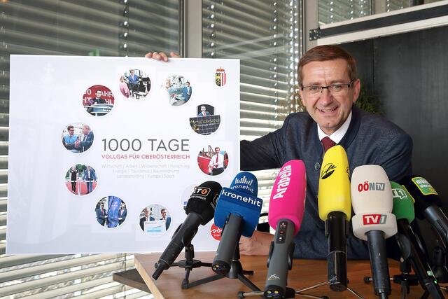 Landesrat Markus Achleitner freut sich über sein Amtsjubiläum. | Foto: Land OÖ