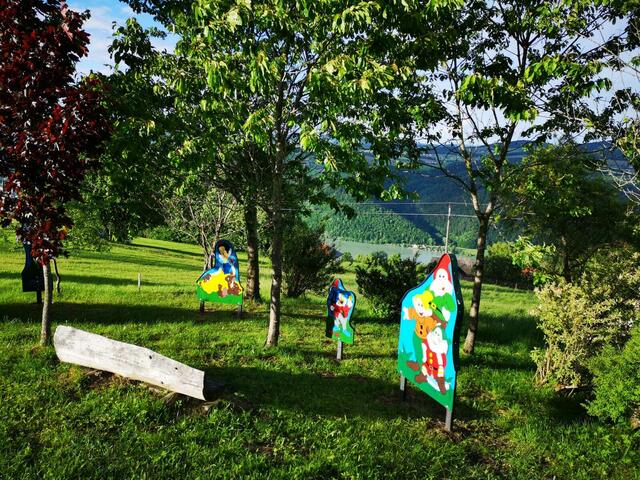 Am Märchenwanderweg in Vichtenstein sind Märchenfiguren wie Aschenputtel, Schneewittchen oder Rotkäppchen zu sehen. | Foto: Gemeinde Vichtenstein
