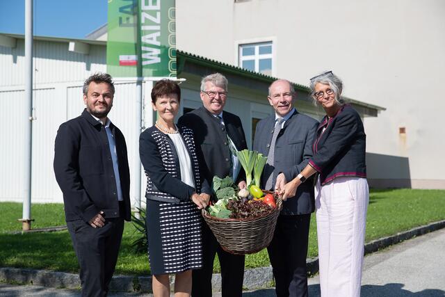 Freuen sich auf das neue ABZ Waizenkirchen (v. l.): Architekt Daniel Hora, Direktorin Edeltraud Allerstorfer (LWBFS Bergheim), Direktor Walter Raab (LWBFS Waizenkirchen), Agrar-Landesrat Max Hiegelsberger und Direktorin Martina Fichtenbauer (LWBFS Mistelbach)