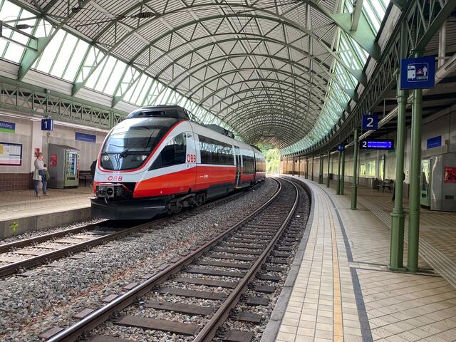 In der S45-Station in Oberdöbling muss man derzeit im Stehen auf die Züge warten. | Foto: Julia Schmidt