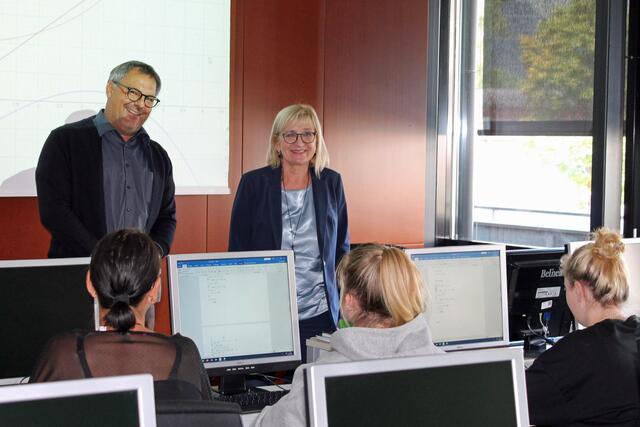 LRin. Beate Palfrader und AK-Kammerrat Johannes Mutschlechner beim Besuch der Sommerschule Plus in Reutte. | Foto: AK Tirol