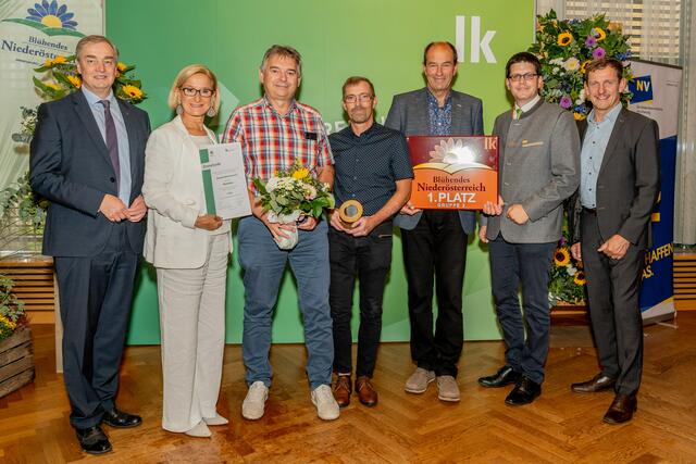 Blühendes NÖ: Wirtschaftskammer NÖ- Vizepräsident Christian Moser, Landeshauptfrau Johanna Mikl-Leitner, Bauamtsleiter Thomas Lichtenschopf, Erich Trimmel, GR Franz Sonnleitner, Landwirtschaftskammer NÖ- Vizepräsident Lorenz Mayr und Gärtnerobmann NÖ Johannes Käfer.
 | Foto: LKNÖ/Georg Pomaßl