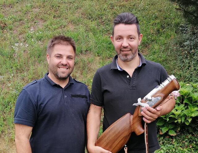 Thomas Reinhardt-Kleinschuster (r.) mit Landesschussmeister Gernot Peroutka.  | Foto: ÖKB Edelsbach
