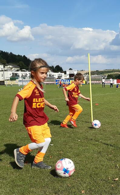 So wie Elene und Paul hatten viele Mädchen und Buben von vier bis dreizehn Jahren Spaß beim Fußballcamp.