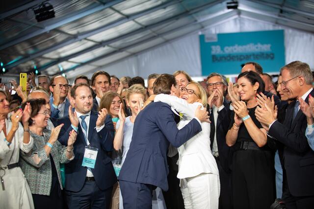 Umarmung: Landeshauptfrau Johanna Mikl-Leitner gratuliert Bundeskanzler Kurz | Foto: Volkspartei/Glaser