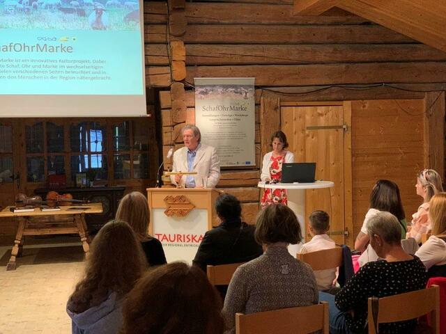 Der Präsident der Europäischen Textilakademie, Bozen Richard Vill bezeichnete die Arbeit von Tauriska als kulturelles Erbe für die Region. | Foto: TAURISKA