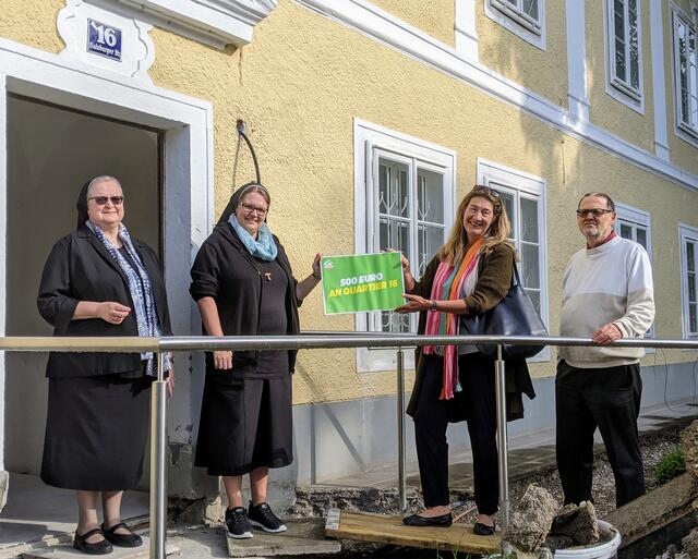 Die Grünen spendeten dem Quartier 16 der Franziskanerinnen 500 Euro. V.l.: Sr. Angelika Garstenauer, Sr. Ida Vorel, Bürgermeisterkandidatin Sonja Pickhardt-Kröpfel und Gemeinderat
Hans Übleis
 | Foto: Grüne