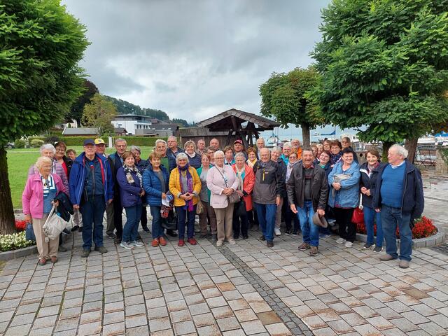 Martha Watzinger, Christine Fichtinger, Herta Hackl, Ludwig Urban, Adolf Fichtinger, Johann Gruber, Veronika Gruber, Edith Pfeifer, Gertrude Gattinger, Franz Hofbauer-Hofmann, Franz Koller, Josefine Hofbauer-Hofmann, Anneliese Gölß, Inge  Hofer, Hermine Hohneder, Martha Kausl, Helga Urban, Aloisia Adam, Elisabeth Stieger, Norbert Hackl, Brigitte Schindler, Erna Weinmann, Hermine Stieger, Friedrich Laher, Eva Fischer, Anna Huber, Leopoldine Wagner, Brigitte Zeilinger, Gertrude Teuschl, Helmut Teuschl (vorne, v.l.) sowie Maria Buchinger, Hermine Rosenkranz, Helmut Nemec, Franz Buchinger, Martin Stieger, Otto Fischer, Johann Watzinger, Helmut Schabasser, Edith Reither, Leopoldine Koller, Helene Schabasser (dahinter, v.l.).  | Foto: privat