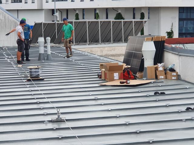 Auf rund 200 Quadratmetern am Dach wurden Solarpanels verlegt. Die Sonne liefert nun genug Strom für Computer und Werkstatt.