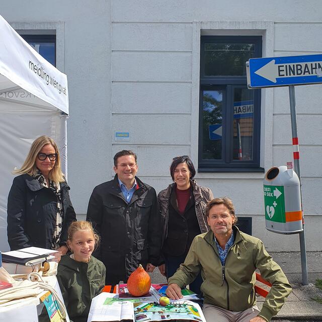 Sigrid Mayer, Bezirkschef Wilfried Zankl und Andrea Katz (beide SPÖ) hinter "Rosaspark-Gestalterin" Lisa und ihrem Vater. | Foto: BV 12