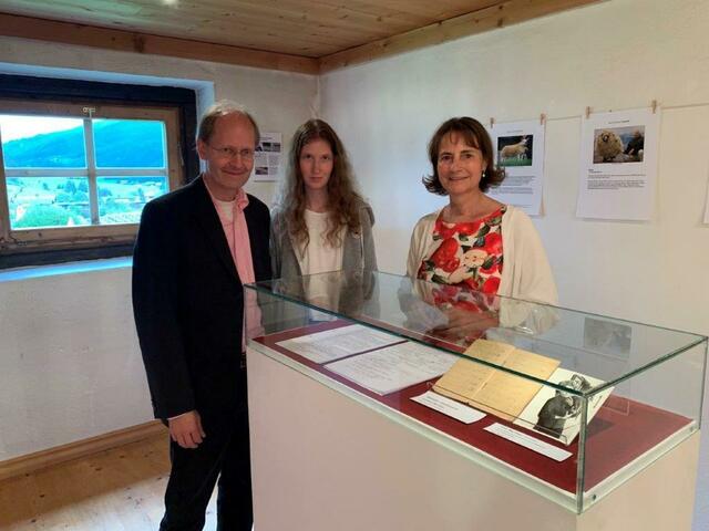 Der Salzburger Musik- und Tanzwissenschafter Michael Malkiewicz berichtete über die Aufzeichnungen von Ilka Peter, mit denen er das Projekt SchafOhrMarke wissenschaftlich begleiten wird. Hier im Foto mit Tochter (mitte) und Susanna Vötter-Dankl (TAURISKA). | Foto: TAURISKA