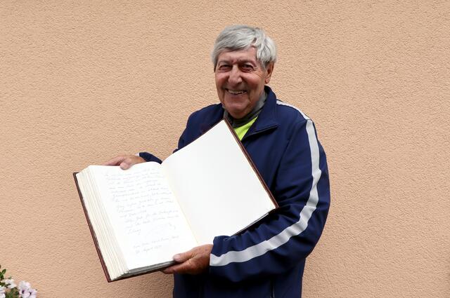 Erwin Cimarolli, Leiter des Mathias Schmid Museums in Ischgl, mit dem Gästebucheintrag. | Foto: Ohtmar Kolp
