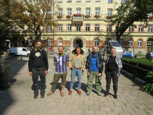 "Die Brigittenau lebt auf": Harald Figl (GB*), Noah Essl, Clara Zimmermann, Jan Horzela und Flora Nagy (v.l.) freuen sich auf die Tanz- und Singworkshops.