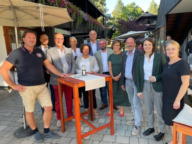 Tiefenbacher und Seitlinger mit Bürgermeister Klaus Glanznig, Tourismuschef Georg Overs und anderen bei der Projektvorstellung in Oberaichwald.  | Foto: RMK 
