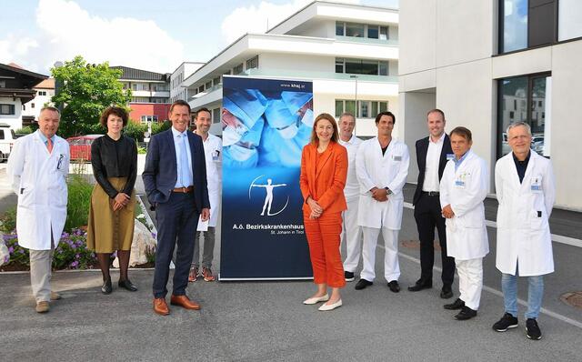 Landesrätin Annette Leja (5. v. li.) mit der Kollegialen Führung und den Primarärzten des BKH St. Johann. | Foto: BKH/Ritsch