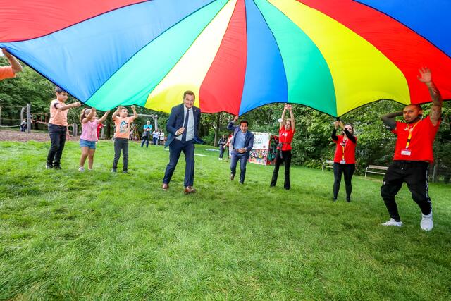 Bezirksvorsteher Marcus Franz (SPÖ, l) mit Stadtrat Christoph Wiederkehr (Neos) beim Lauf unter dem Fallschirm. | Foto: PID/Christian Fürthner