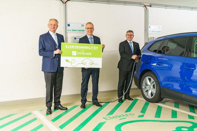 Die beiden HYPO NOE Vorstände Udo Birkner und Wolfgang Viehauser testen gemeinsam mit Finanzlandesrat Ludwig Schleritzko die zehn neuen Ladestationen in der HYPO NOE Garage.
 | Foto: HYPO NOE / Bollwein