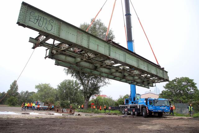 Sorgfältig wurde die alte Eisenbahnbrücke in der Freien Mitte ausgehoben und versetzt. Nach der umfassenden Sanierung wird sie als Fußgängerbrücke dienen.
 | Foto: PID/Votava