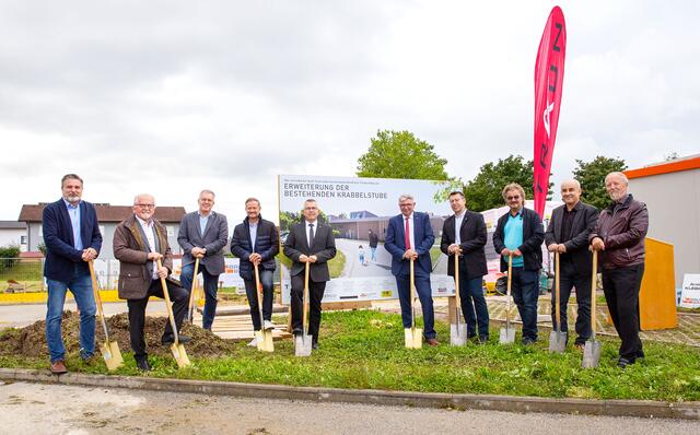Christian Engertsberger, Franz Amann, Günter Geisberger, Dominik Ortmann, Rudolf Scharinger, VBGM Peter Aichmayr, Günther Plakolm, Josef Gokl, Christoph Auer und Johann Böhm. | Foto: Stadtarchiv Traun