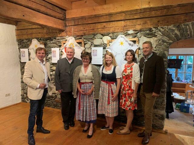 Freuen sich über den gelungenen Start der Ausstellung SchafOhrMarke. V.l.: Christian Vötter (TAURISKA), Bürgermeister Andreas Schweinberger (Marktgemeinde Neukirchen), Andrea Rieder (Hollersbacher Kräutergarten), Georgia Winkler-Pletzer (GF Leaderregion Nationalpark Hohe Tauern), Susanna Vötter-Dankl (TAURISKA) und Peter Holleis (Amtsleiter Gemeinde Krimml). | Foto: TAURISKA