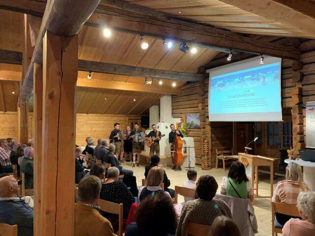 Das Tauernecho das sind Franz, Toni und Bernhard Krahbichler, werden von den Söhnen Tobias und Lukas und Schwester Kathi Zlöbl begleitet. | Foto: TAURISKA