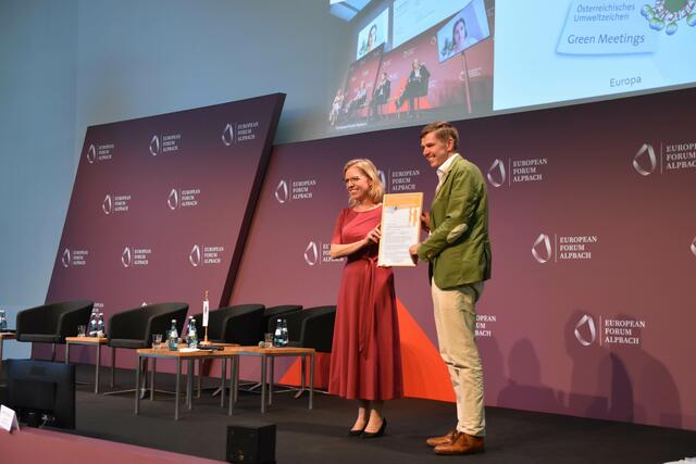 BM Leonore Gewessler übergab das Österreichische Umweltzeichen an Werner Wutscher, Generalsekretär des Europäischen Forums Alpbach.  | Foto: Barbara Fluckinger
