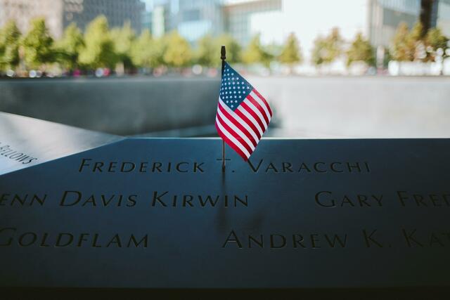 Gedenktafeln für die Opfer des 9/11-Anschlags. | Foto: Anthony Fomin/unsplash