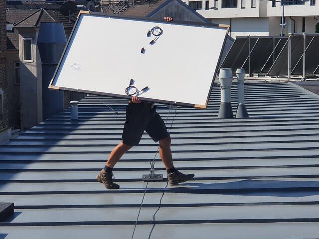 Bei den Aufbauarbeiten der Photovoltaik-Anlage. | Foto: Jugend am Werk