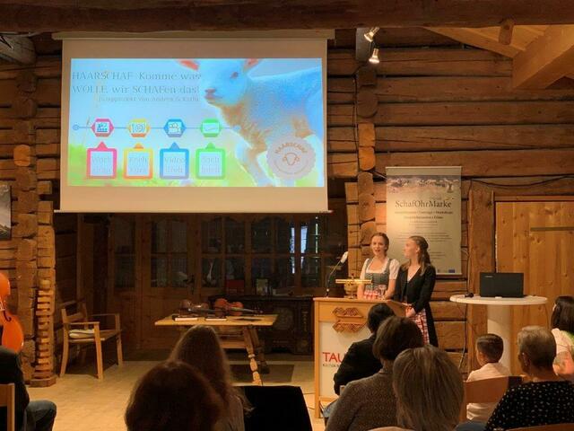 Das Projekt der Landjugend Saalfelden (v.l. Katharina Fritzenwanker und Andrea Stöckl) begeisterte die Besucher. | Foto: TAURISKA