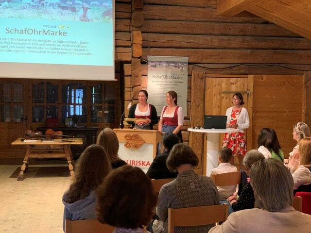 Der Salzburger Wollstadel (v.l. Silvia Enn und Heidi Kaiser) ist beim Projekt gerne dabei. Im Wollstadel in Bramberg erfährt man vieles über die Schafwollverarbeitung. | Foto: TAURISKA