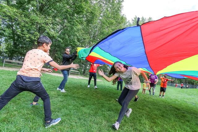 Unter dem Fallschirm zu laufen machte besonderen Spaß. | Foto: PID/Christian Fürthner