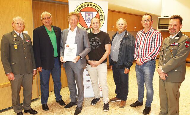 HSV-Präsident Obst Alfred Kaser, Gerhard Pamer Gerhard Kroiß, Christian Schieder, Gerhard Achleitner, Stefan Punkenhofer und Otmar Brunneder (v.l.) bei der Jahreshauptversammlung des HSV Wels.
 | Foto: Helmut Erhardt