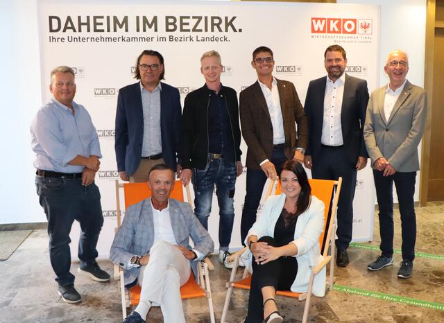 "Stadt Landeck. Strategie 2032": Markus Müller, TVB-Obmann Konrad Geiger, LG-Obmann Mathias Weinseisen, WK-Bezirksobmann Michael Gitterle, Viezbgm. Peter Vöhl und Bgm. Herbert Mayer (hinten v.l.).; WK-Bezirksstellenleiter Otmar Ladner und TVB-Geschäftsführerin Simone Zangerl (sitzend v.l.). | Foto: Othmar Kolp