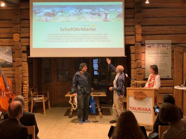 Der Künstler Peter Fritzenwallner (links) hat den Gründer der TAUERNLAMM-Genossenschaft Robert Zehentner sehr beeindruckt. Die Kunst zeigt das Anliegen bei der Kennzeichnung der Tiere auf. | Foto: TAURISKA