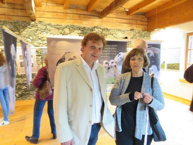 Christian Vötter (TAURISKA) freut sich das für das Projekt die Rauriser Literatin Susanne Rasser gewonnen werde konnte. Sie hat auf 29 Schautafeln ihren Zugang zum Thema aufgearbeitet. | Foto: TAURISKA