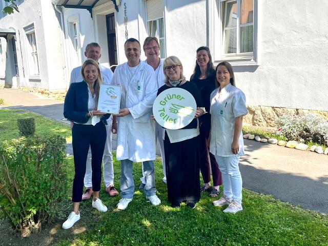 Urkundenübergabe: Küchenleiter Alfred Zirngast (3.v.l.) und Betriebsdirektorin Caroline Buchmann-Hirschmann (3.v.r.) u.a. mit Landesrätin Juliane Bogner-Strauß (l.) und Styria-Vitalis-Geschäftsführerin Karin Reis-Klingspiegl (2.v.r.).  | Foto: WOCHE