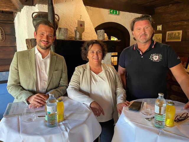 Landesrat Sebastian Schuschnig, Unternehmerin Michaela Tiefenbacher und Investor Thomas Seitlinger bei der Pressekonferenz. | Foto: RMK 